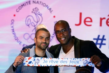 Le basketteur français Tony Parker (g), et le judoka français Teddy Riner posent ensemble à Paris le 25 septembre 2015 pour le lancement de la candidature de la ville aux jeux Olympiques 2024