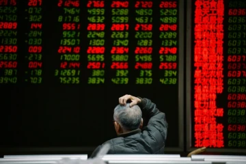 Un investisseur regarde des écrans de cotations dans une maison de titres à Pékin, le 14 janvier 2016
