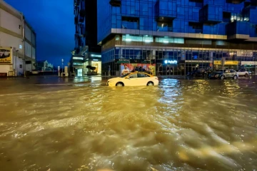 Un taxi traverse une rue inondée après des fortes pluies à Dubaï, le 17 avril 2024