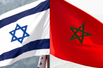 Photo montage datant du 10 décembre 2020 du drapeau israélien (g) et marocain (d) pour illustrer la normalisation des relations entre le Maroc et Israël
