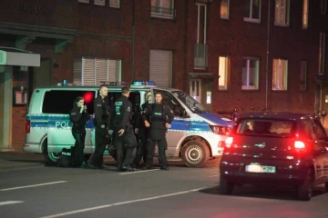 Des policiers devant le lieu où un camion bélier a foncé dans la foule à Münster (nord-ouest de l'Allemagne) le 7 avril 2018 