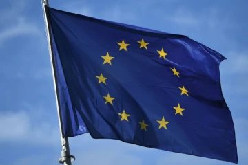 Drapeau européen flottant devant la Commission européenne à Bruxelles, Belgique, le 14 mars 2018