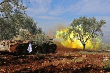 Des rebelles syriens alliés à l'armée turque tirent sur les positions des YPG dans la région d'Afrine, le 19 février 2018
