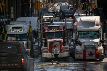 Des manifestants anti-mesures sanitaires bloquent avec leurs camions une rue d'Ottawa, au Canada, le 15 février 2022