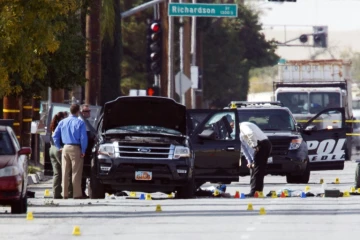 Des enquêteurs recherchent des indices sur la véhicule utilisé par le couple d'origine pakistanaise auteur de la fusillade de San Bernardina, le 3 décembre 2015 en Californie