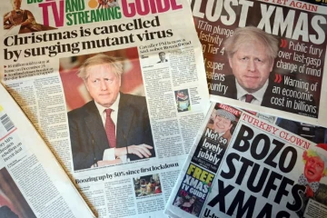 Les Une des journaux britanniques, annonçant les restrictions pour Noël, à Liverpool le 20 décembre 2020