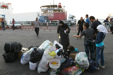 Des Syriens attendent sur le quai au port de Tripoli (Liban) avant d'embarquer sur un ferry qui doit les conduire en Turquie, le 6 octobre 2015