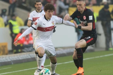 Le défenseur français de Stuttgart, Benjamin Pavard (g), lors d'un match de Bundesliga à Francfort, le 24 février 2018