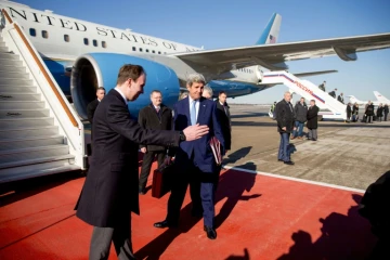 Le secrétaire d'Etat américain John Kerry arrive à l'aéroport Vnukovo de Moscou, le 23 mars 2016