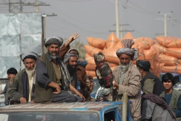 Des Afghans portent le corps d'un bébé tué dans une frappe aérienne à Kunduz, en Afghanistan, le 3 novembre 2016