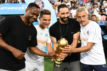 Les joueurs de Marseille Steve Mandada, Florian Thauvin et Adil Rami posent avec le trophée du Mondial le 10 août 2018