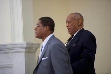 Bill Cosby (à droite) photographié le 5 avril 2018 à Norristown (Pennsylvanie) où son deuxième procès s'ouvre lundi