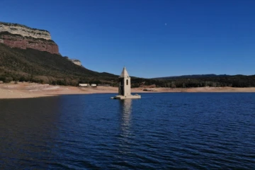 L'église d'un village englouti par un barrage hydraulique émerge, en raison de la sécheresse qui frappe lEspagne, le 10 février 2022 à Vilanova de Sau