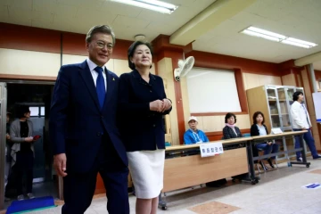 Moon Jae-In Moon Jae-In, le candidat du Parti démocratique de centre-gauche, et son épouse dans un bureau de vote, à Séoul le 9 mai 2017