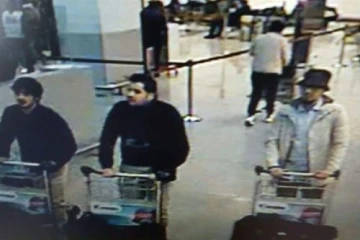 Photo fournie le 22 mars 2016 par la police belge des suspects de l'attentat à l'aéroport de Bruxelles à Zaventem 