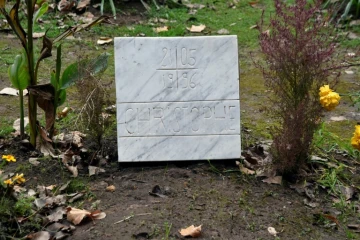 La tombe d'un des moines français assassinés durant la guerre civile en Algérie dans les années 1990, le 28 novembre 2018 au monastère de Tibéhirine, à environ 80 kilomètres d'Alger.
