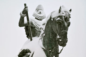 La statue de Philippe III couverte de neige sur la Plaza Mayor à Madrid le 9 janvier 2021