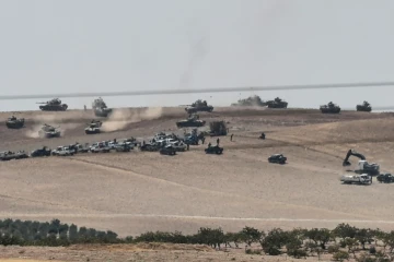 Des tanks turcs et des véhicules de l'opposition syrienne manoeuvrent à la frontière turco-syrienne, le 24 août 2016