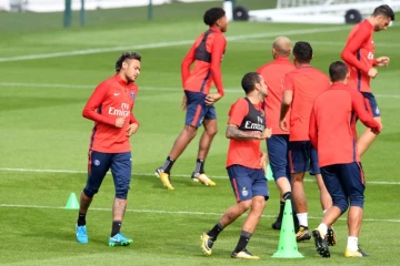 L'attaquant brésilien du PSG Neymar (g) lors d'un entraînement au Camp des Loges, le 11 août 2017 à Saint-Germain-en-Laye