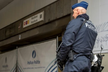 Un policier belge à l'entrée de la station de métro de Maelbeek, le 24 mars 2016 à Bruxelles 