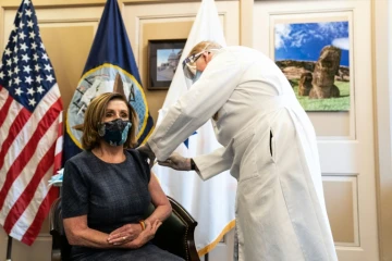 La cheffe des démocrates au Congrès, Nancy Pelosi, se fait vacciner à Washington, le 18 décembre 2020