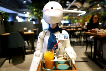Un robot sert des clients au café Dawn à Tokyo, le 17 août 2021