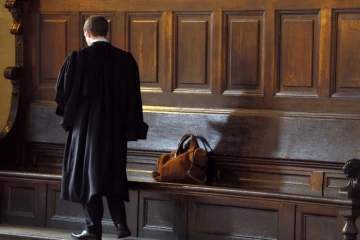 Un avocat dans un couloir du palais de justice à Paris