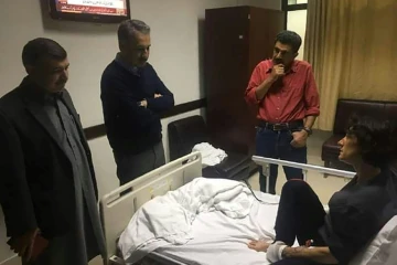 L'alpiniste française Elisabeth Revol, secourue  sur le Nanga Parbat, au Pakistan, discute avec des officiels de la région du Gilgit Baltistan, le 29 janvier 2018 (photographie fournie par le service de communication de la région)