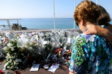 Recueillement devant le mémorial dédié aux victimes de l'attentat du 14 juillet, le 19 juillet 2016 à Nice