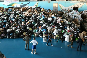 Des soldats de l'armée de l'Air brésilienne préparent des dons à envoyer aux victimes des inondations dans l'Etat du Rio Grande do Sul sur la base aérienne de Brasilia, au Brésil, le 10 mai 2024