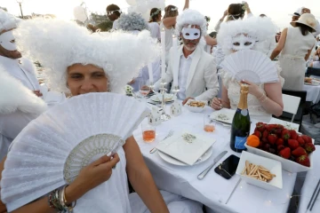 Les dîneurs en blanc aux Invalides à Paris, le 3 juin 2018