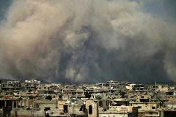 Nuage de fumée après un raid aérien sur une zone rebelle de la ville syrienne de Deraa (sud), le 8 août 2017