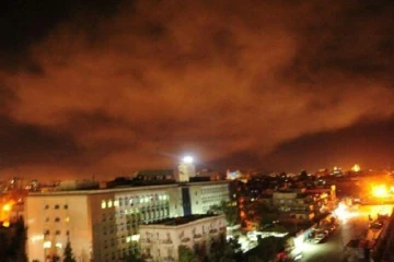 Une photo publiée sur le compte Twitter du Central military media du gouvernement syrien montre une explosion dans les environs de Damas après des frappes occidentales annoncées par Washington contre des cibles en Syrie, le 14 avril 2018