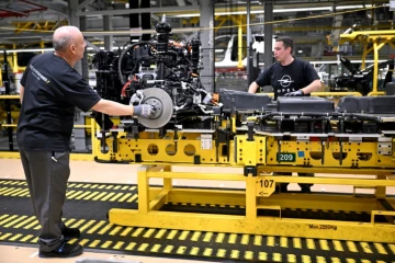 Des employés sur une ligne de production d'Opel, le 8 juin 2024 à Ruesselsheim, dans l'ouest de l'Allemagne 