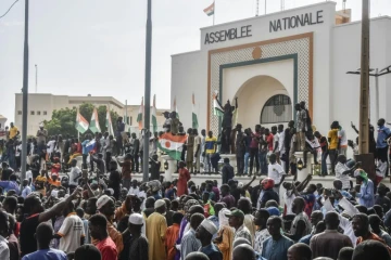 Manifestation de soutien aux putschistes devant l'Assemblée nationale du Niger, à Niamey, le 30 juillet 2023
