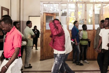 Un accusé cache son visage alors qu'il quitte le tribunal d'Antananarivo, le 9 octobre 2015