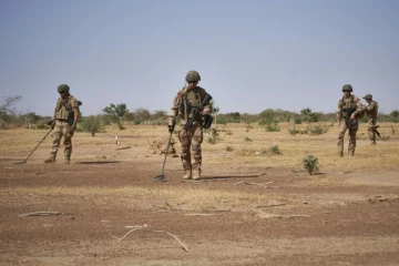 Des soldats français recherchent des mines artisanales avec des détecteurs pendant une opération de Barkhane dans le nord du Burkina Faso, le 12 novembre 2019