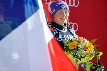 La joie de la Française Tessa Worley sur le podium après sa victoire en slalom géant à Lenzerheide, le 27 janvier 2018