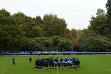 Les joueurs argentins écoutent leur sélectionneur avant une séance d'entraînement à Pennyhill Park à Bagshot, le 23 octobre 2015 