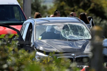 Des policiers autour d'une BMW endommagée avec un pare-brise cassé, après l'arrestation d'un suspect sur l'autoroute A16, près de la marquise, dans le nord, le 9 août 2017