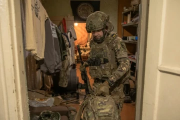 Anton, de la 5e brigade d'assaut, se prépare à repartir passer quatre jours au front où les soldats ukrainiens se relaient face à l'assaut russe, près de Tchassiv Iar, dans la région de Donetsk, en Ukraine, le 28 mars 2024