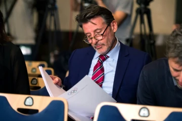 Le patron de l'IAAF Sebastian Coe découvre le rapport de l'AMA à de Unterschleissheim près de Munich, le 14 janvier 2016