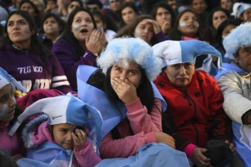 Des supportrices argentines regardent le match contre la Croatie sur un écran géant, le 21 juin 2018 à Buenos Aires