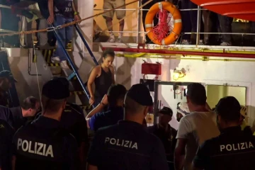Capture d'écran réalisée à partir d'une vidéo publiée par la plateforme Local Team le 29 juin 2019 montrant la capitaine du navire humanitaire Sea-Watch 3 lors de son arrestation par la police italienne à Lampedusa