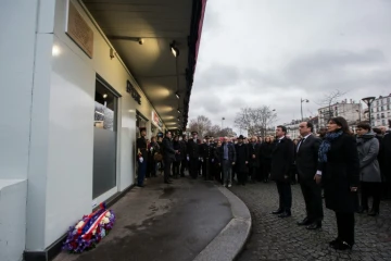 Le président Hollande, le Premier ministre Manuel Valls et la maire de Paris Anne Hidalgo, assistent à la cérémonie de dévoilement de la plaque devantl'Hyper Cacher à Paris, le 5 janvier 2016 