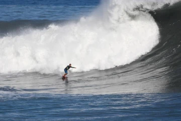 Jeudi 4 août 2011 -  Le Port - Surf sur le spot de la Follette