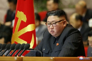 Photo diffusée le 7 janvier 2021 par l'agence nord-coréenne Kcna du leader Kim Jong Un au deuxième jour du Congrès du Parti des travailleurs à Pyongyang