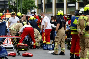 Des équipes de secours sur le site où une personne a été tuée et plusieurs blessées percutées par une voiture, le 8 juin 2022 à Berlin