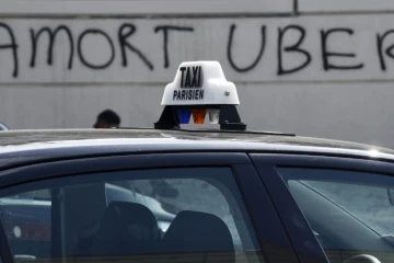 Une inscription "mort à Uber" sur un mur près de la Porte Maillot à Paris, le 25 juin 2015