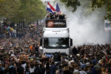 Des milliers de jeunes suivent la 17e édition de la Techno Parade dans les rues de Paris, le 19 septembre 2015